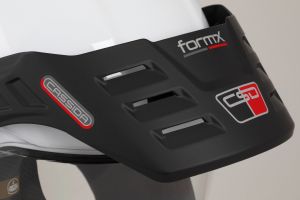 Prilba FormX FlatOut, CASSIDA (biela/čierna/červená/čierny matný šilt) 2025
