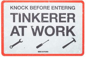 plechová ceduľa TINKERER, OXFORD (červená/šedá, rozmer 90 x 60 cm)